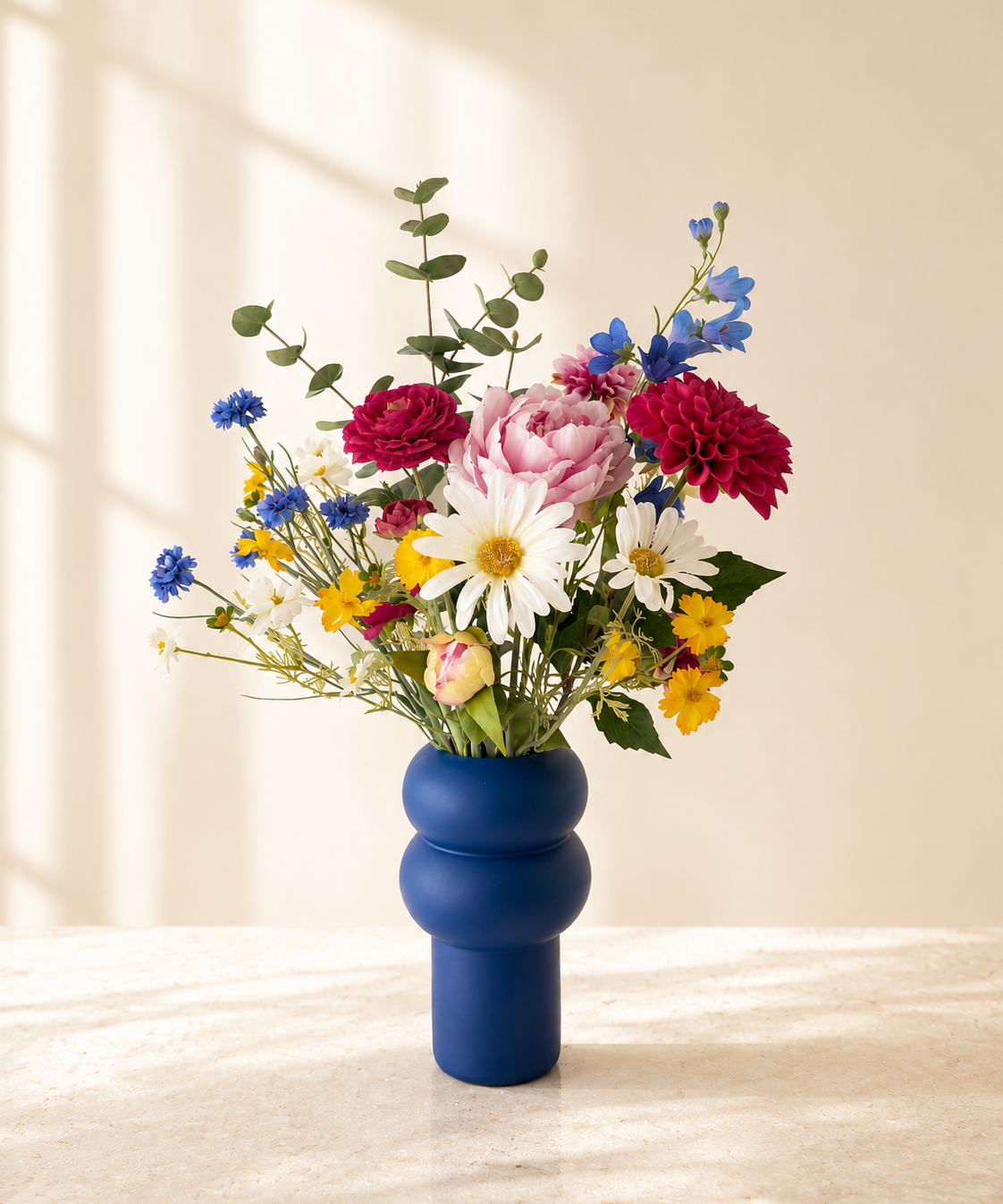 Blomista Blue Wildflower zijden boeket met blauwe korenbloemen, margrieten en roze bloemen in blauwe vaas