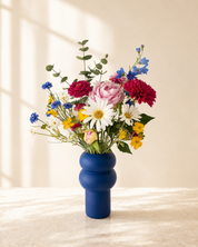 Blomista Blue Wildflower zijden boeket met blauwe korenbloemen, margrieten en roze bloemen in blauwe vaas