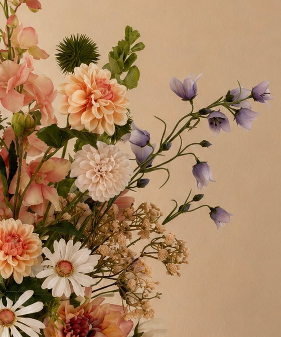 Blush Garden zijden boeket in keramische vaas met crème, blush en blauwe bloemen