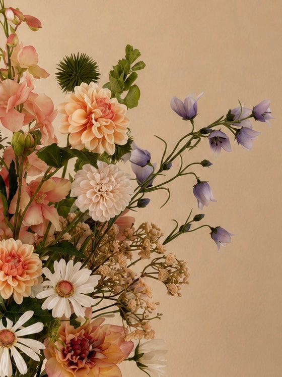 Blush Garden zijden boeket in keramische vaas met crème, blush en blauwe bloemen