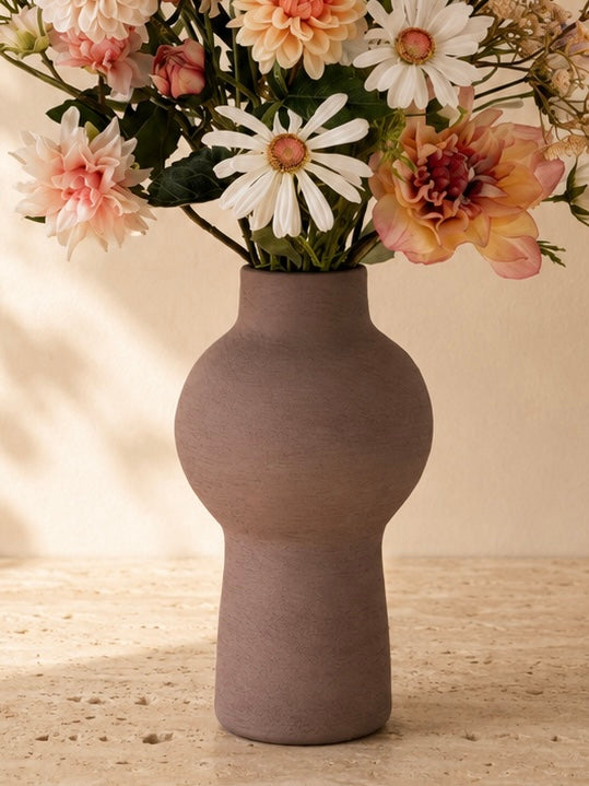 Blush Garden zijden boeket in keramische vaas met crème, blush en blauwe bloemen