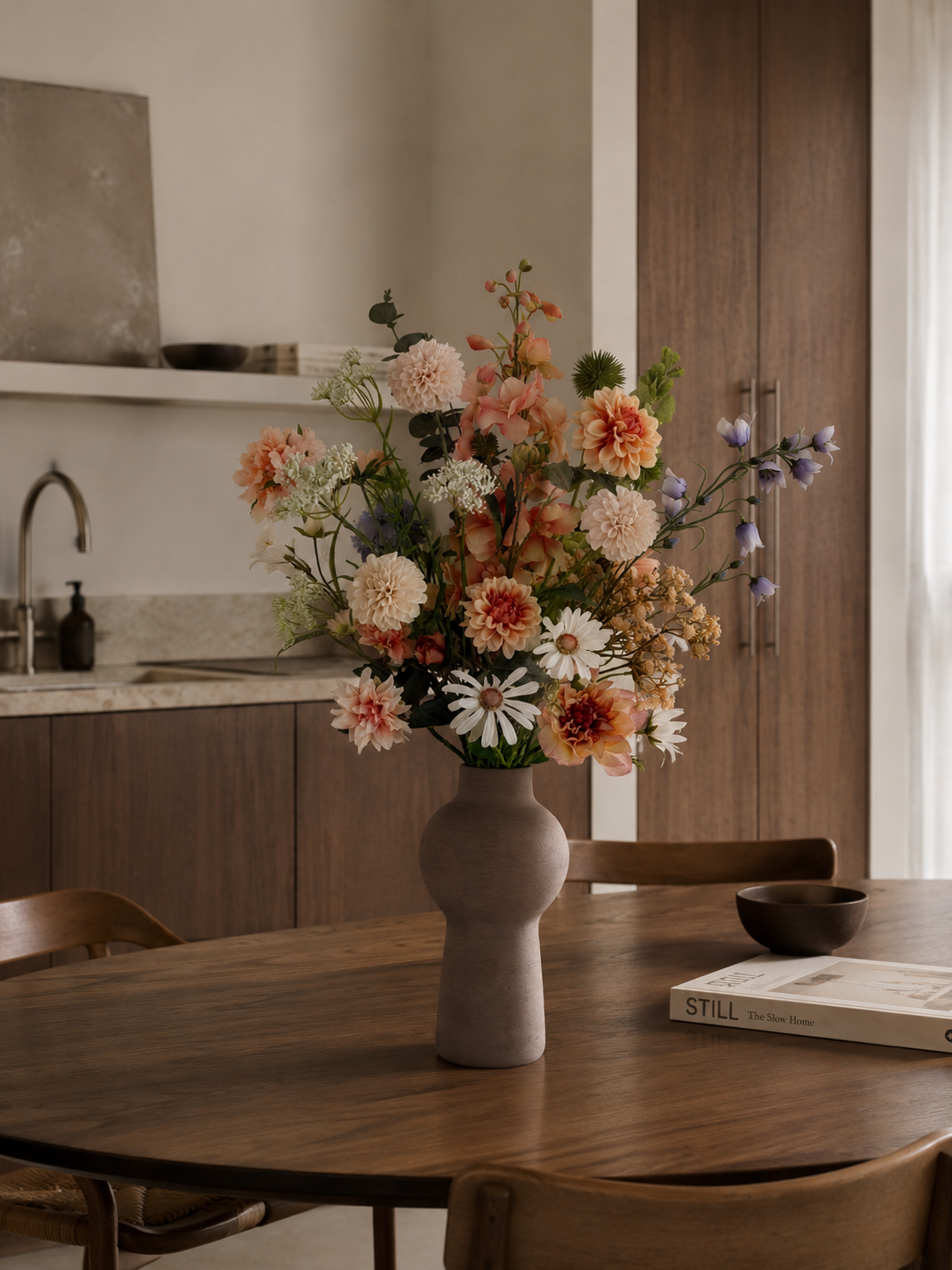 Blush Garden zijden boeket in keramische vaas met crème, blush en blauwe bloemen