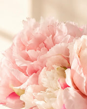 Zijden pioenrozen boeket in roze tinten volle en gesloten bloemen met vaas