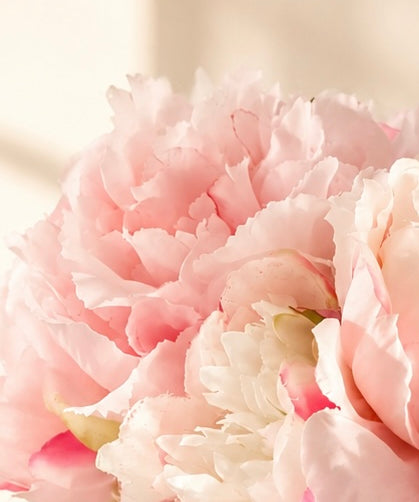Zijden pioenrozen boeket in roze tinten volle en gesloten bloemen met vaas