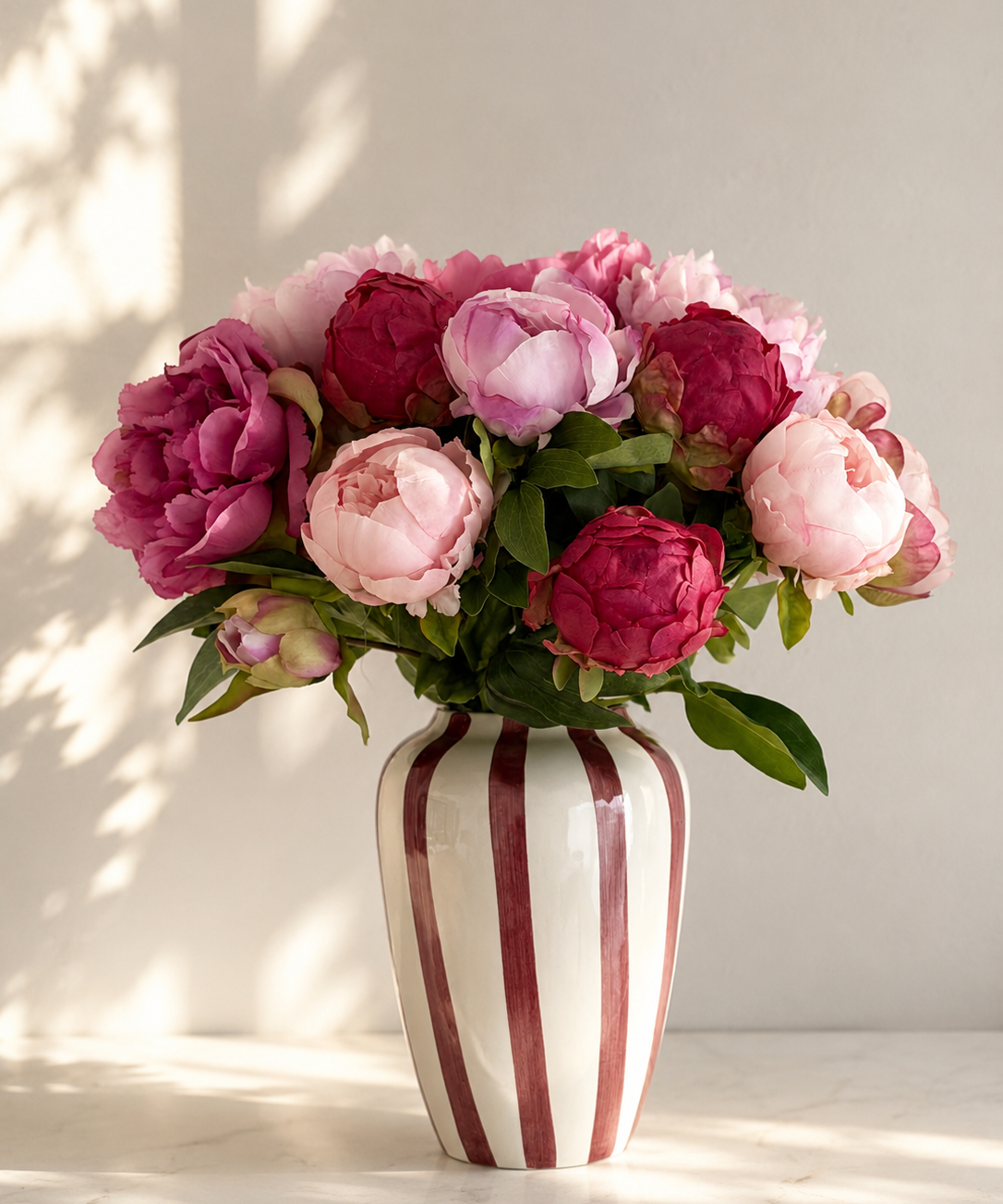 Zijden pioenrozen boeket in roze tinten volle en gesloten bloemen met vaas