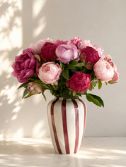 Zijden pioenrozen boeket in roze tinten volle en gesloten bloemen met vaas
