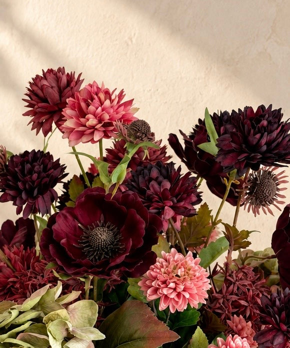 Detail van Velvet Muse zijden boeket met bordeaux en roze bloemen en groene hortensia’s.