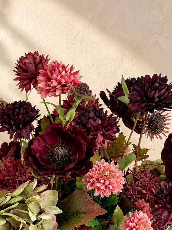 Detail van Velvet Muse zijden boeket met bordeaux en roze bloemen en groene hortensia’s.