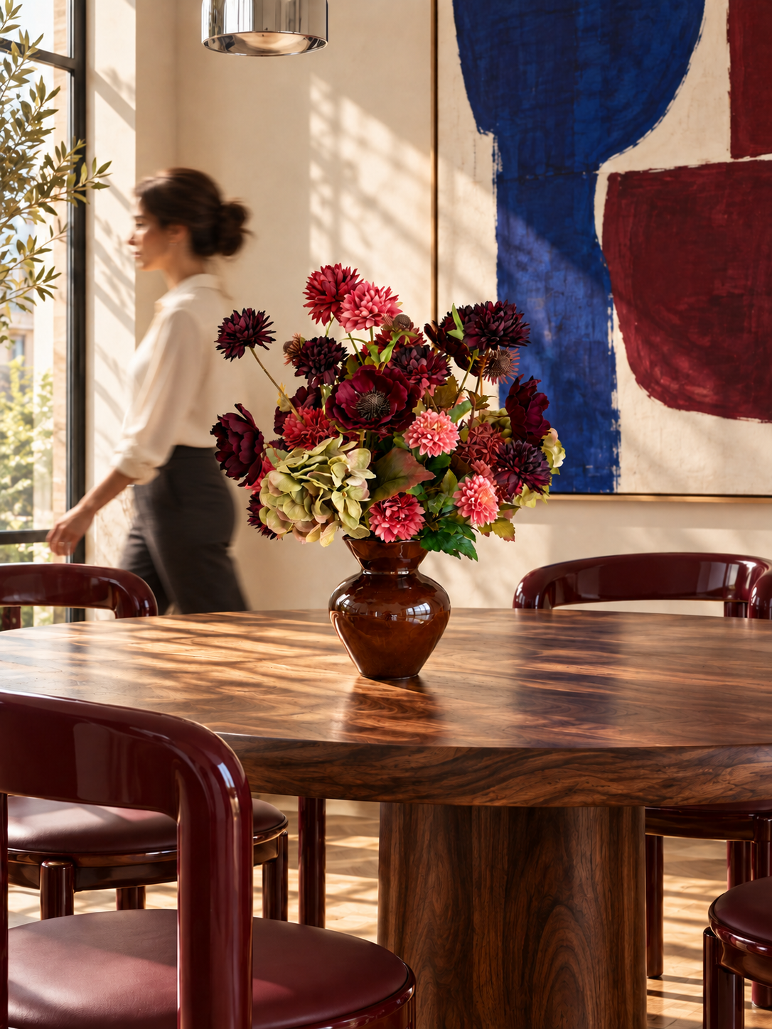Velvet Muse zijden boeket in een bruine vaas op een notenhouten eettafel, met een bordeaux muur en zacht ochtendlicht.