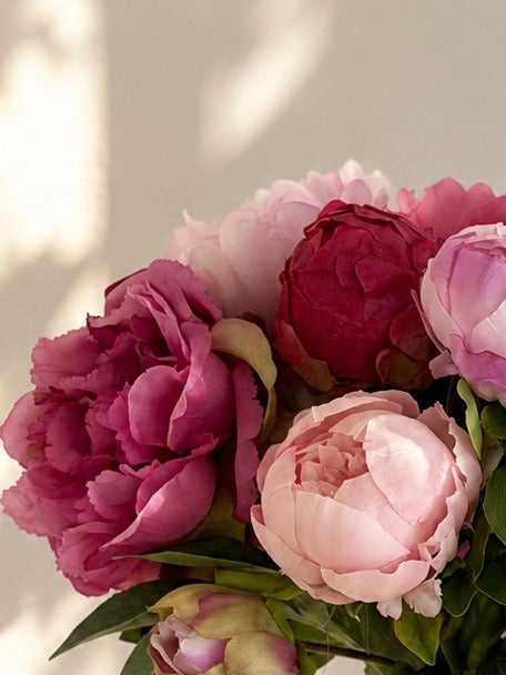 Zijden pioenrozen boeket in roze tinten volle en gesloten bloemen met vaas