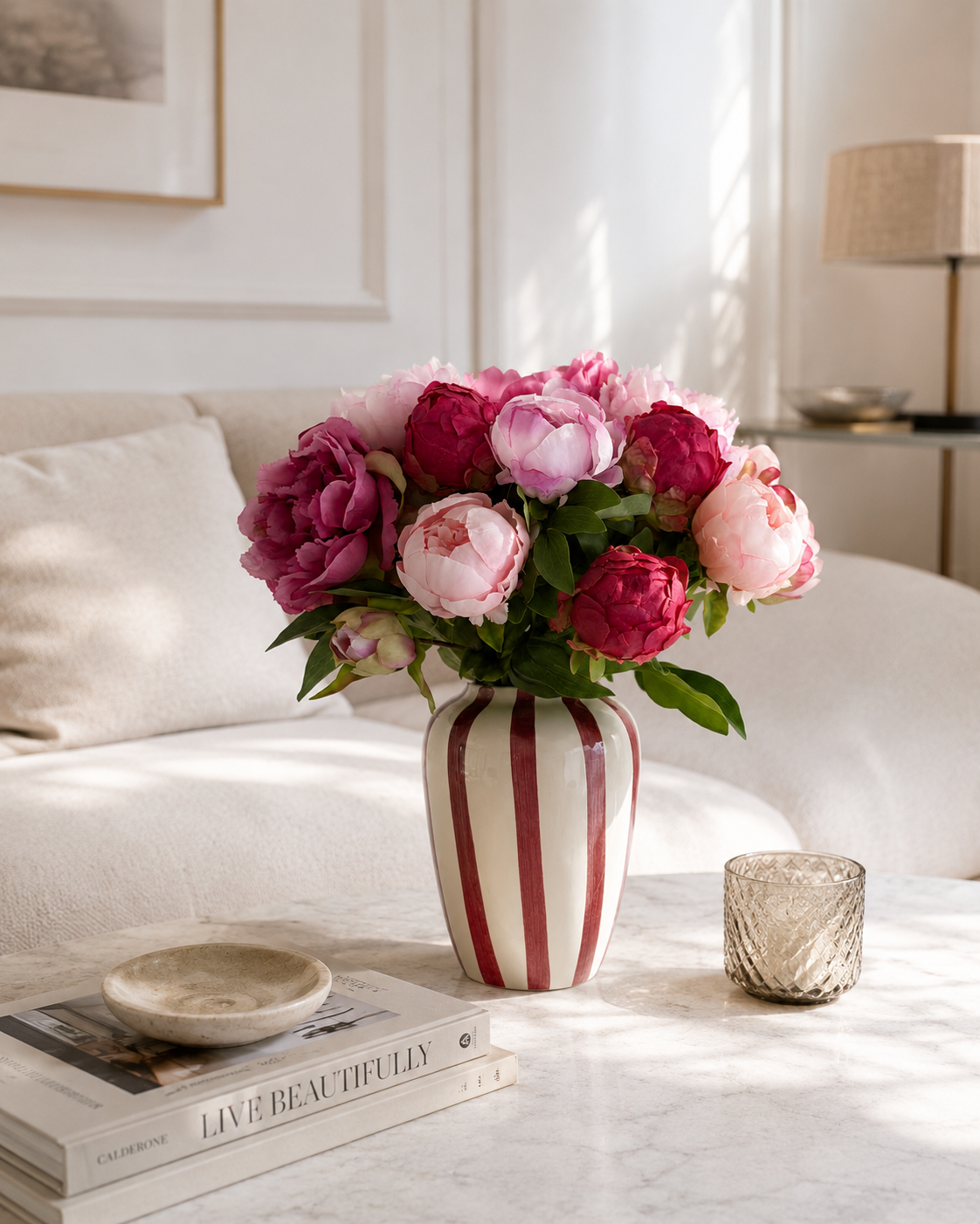 Zijden pioenrozen boeket in roze tinten volle en gesloten bloemen met vaas