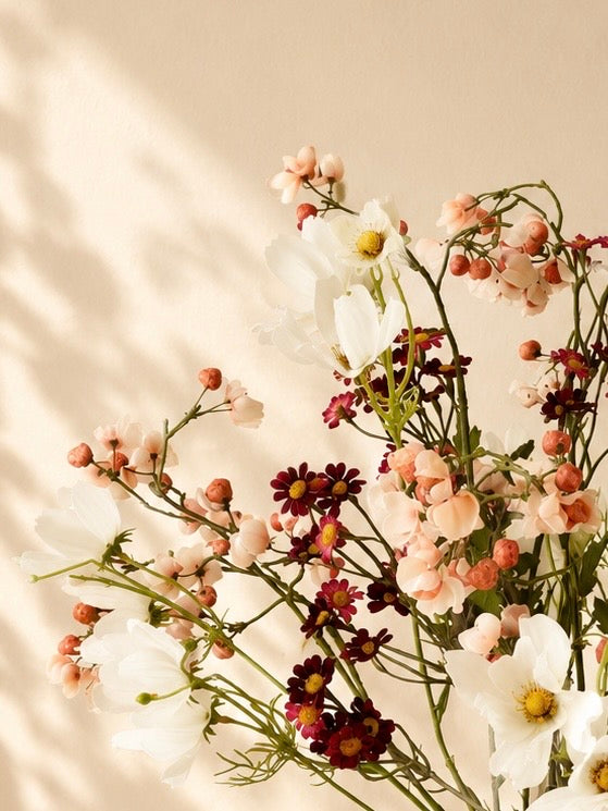 Detail van Bordeaux Meadow met witte, perzikkleurige en bordeauxrode zijden bloemen