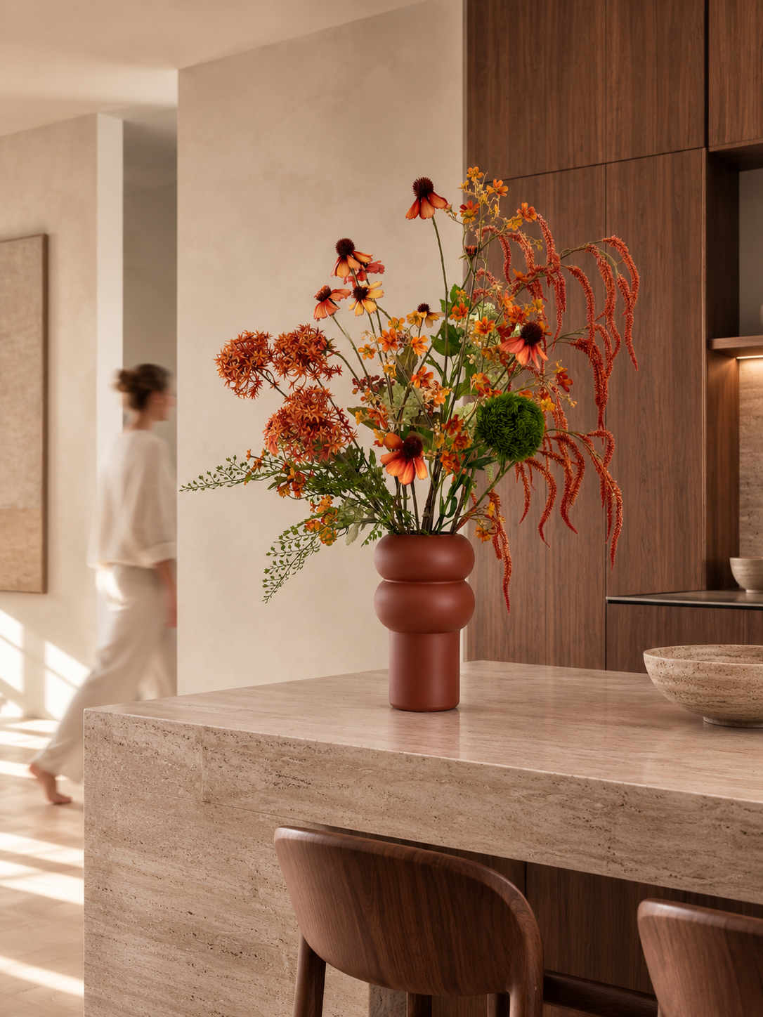 Burnt Orange zijden boeket in warme oranje en roesttinten met terracotta vaas