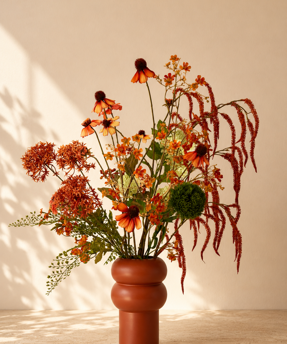 Burnt Orange zijden boeket in warme oranje en roesttinten met terracotta vaas