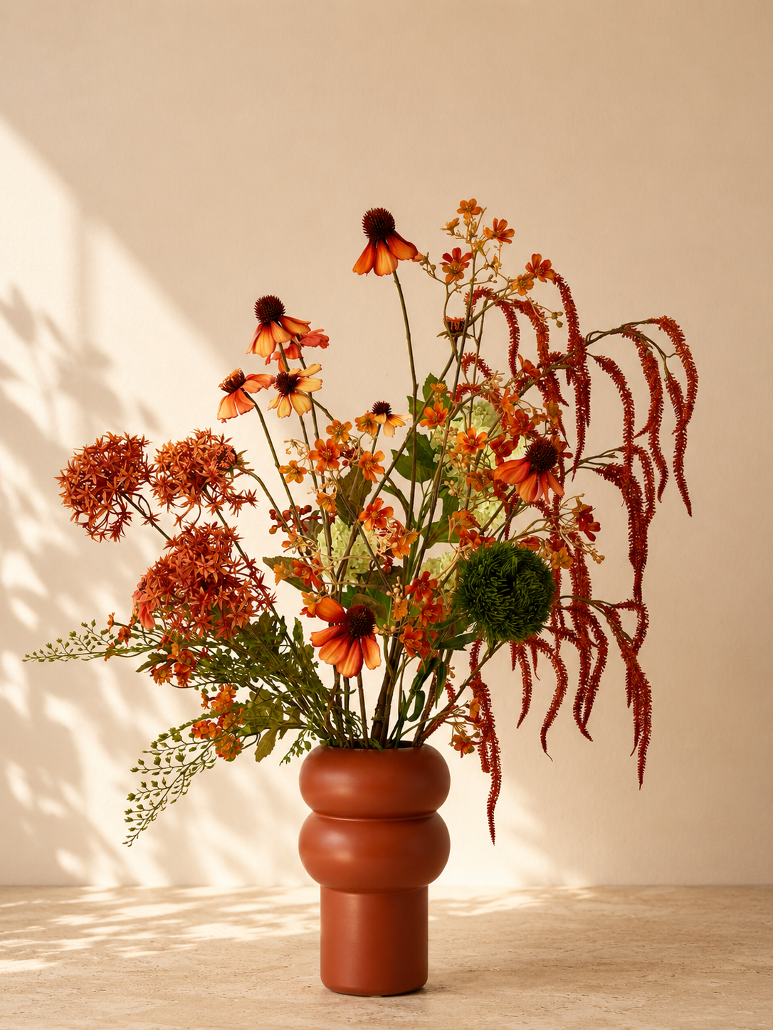 Burnt Orange zijden boeket in warme oranje en roesttinten met terracotta vaas
