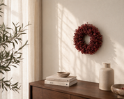 Floral Wreath Bordeaux bloemenkrans aan de muur in warm interieur
