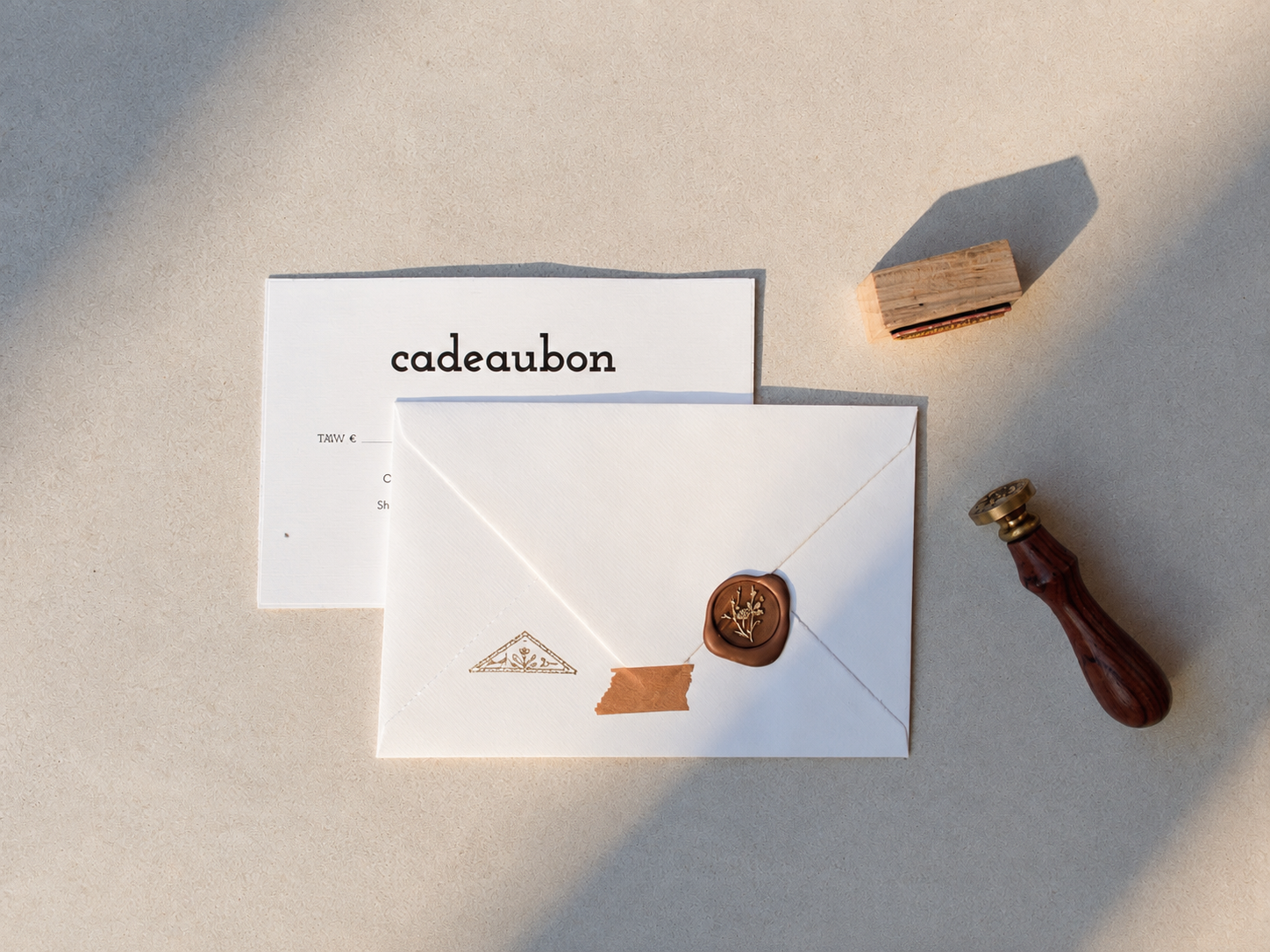 Fysieke Blomista-cadeaubon in luxe envelop met lakzegel, stijlvol verpakt voor verzending per post
