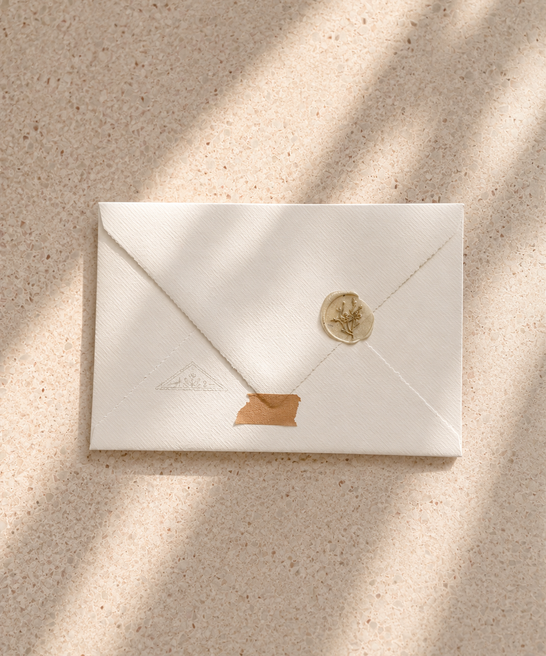 Fysieke Blomista-cadeaubon in luxe envelop met lakzegel, stijlvol verpakt voor verzending per post