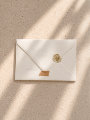 Fysieke Blomista-cadeaubon in luxe envelop met lakzegel, stijlvol verpakt voor verzending per post