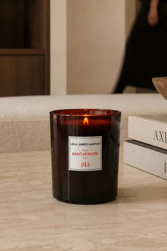 Lola James Harper Rue Saint-Honoré Air Nº213 geurkaars op een travertin salontafel