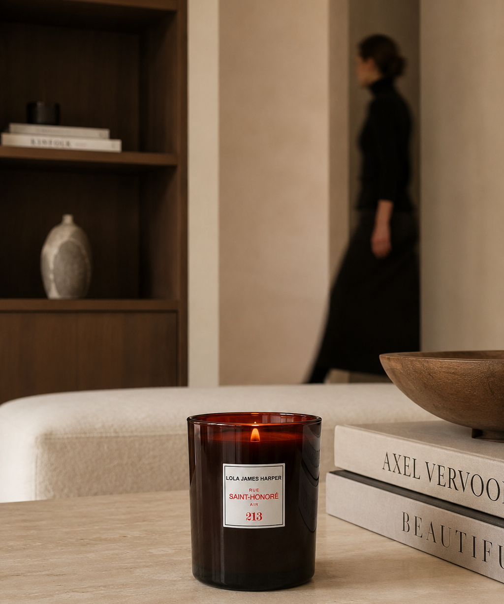 Lola James Harper Rue Saint-Honoré Air Nº213 geurkaars in een warm interieur