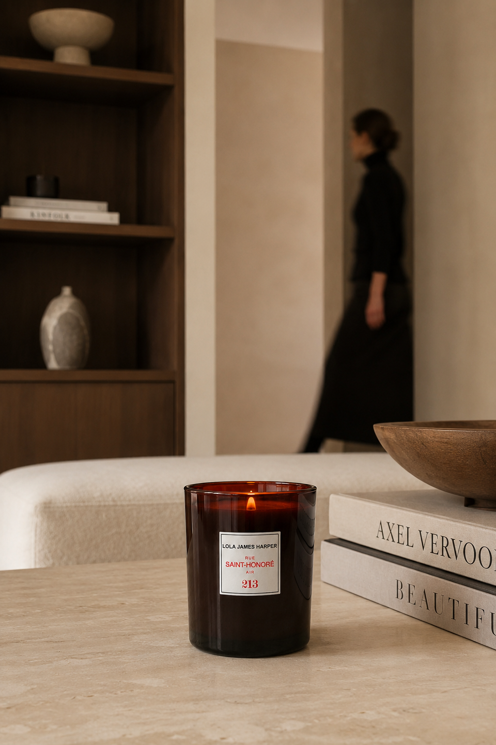 Lola James Harper Rue Saint-Honoré Air Nº213 geurkaars in een warm interieur