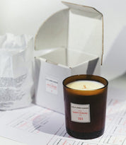 Lola James Harper Rue Saint-Honoré Air Nº213 geurkaars in amberkleurig glas en witte papieren verkpakking