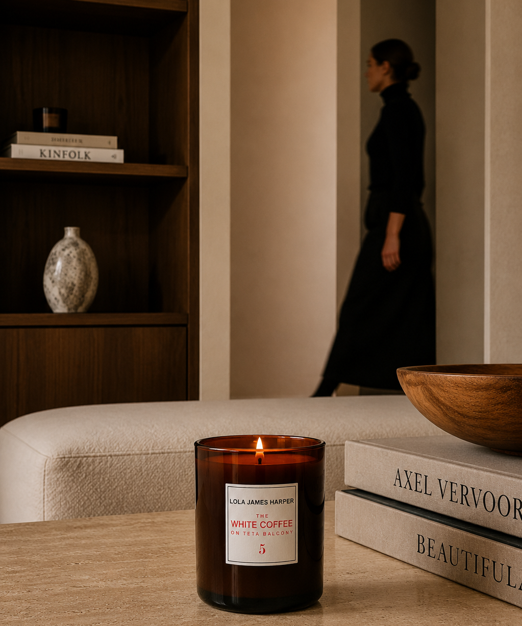 Lola James Harper geurkaars 5 The White Coffee On Teta Balcony in een warm interieur