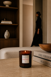 Lola James Harper geurkaars 5 The White Coffee On Teta Balcony in een warm interieur