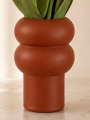 Velvet Tulip zijden tulpenboeket in rood-oranje met terracotta vaas