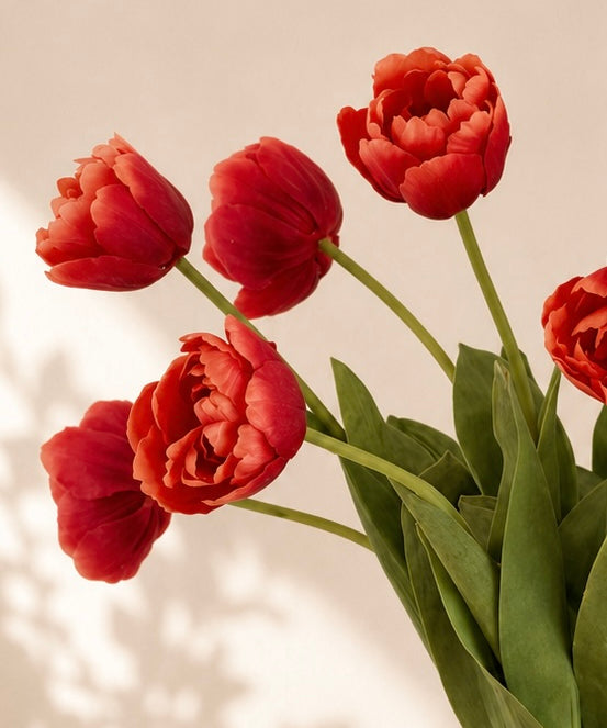 Velvet Tulip zijden tulpenboeket in rood-oranje met terracotta vaas
