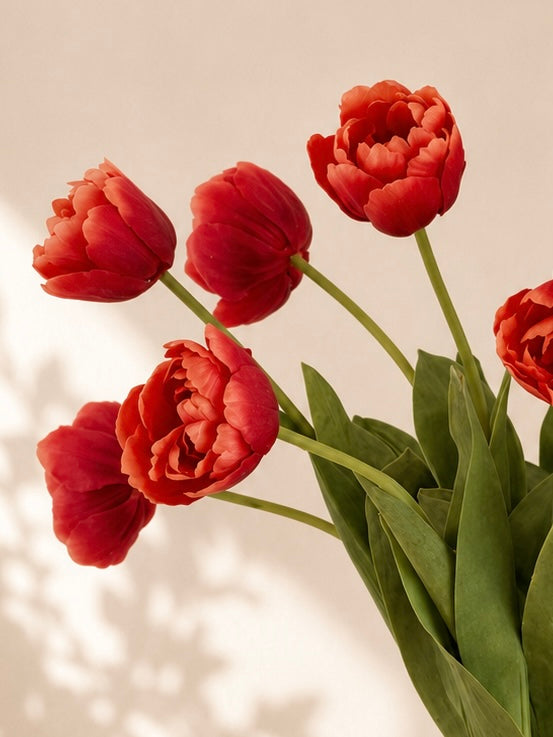 Velvet Tulip zijden tulpenboeket in rood-oranje met terracotta vaas