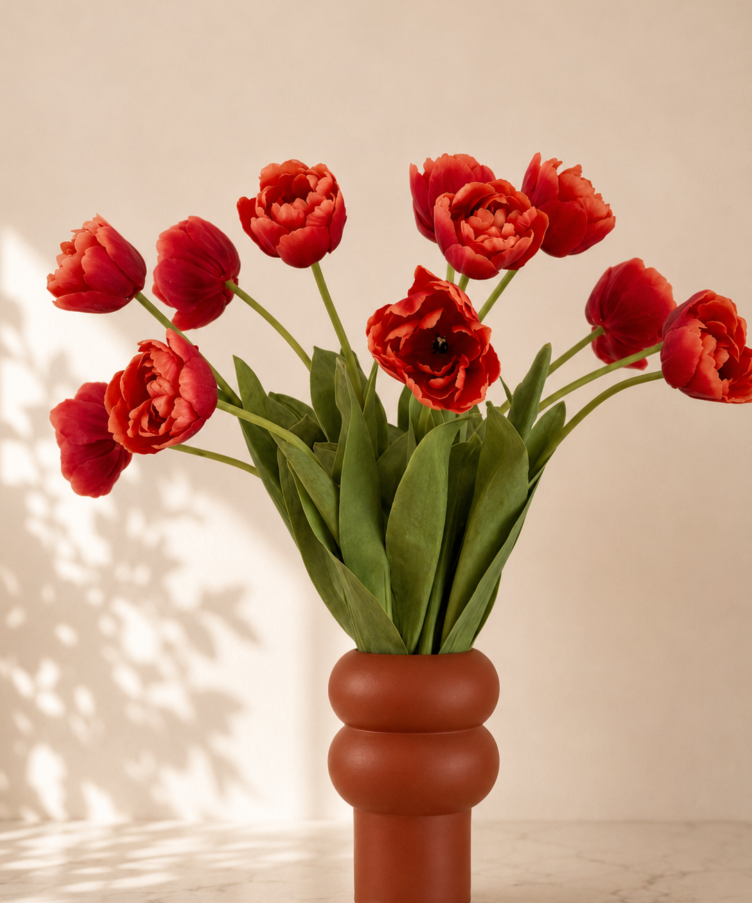 Velvet Tulip zijden tulpenboeket in rood-oranje met terracotta vaas