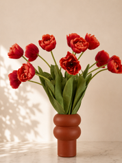 Velvet Tulip zijden tulpenboeket in rood-oranje met terracotta vaas