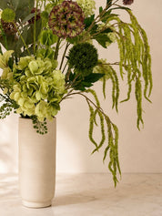 Wild Green zijden boeket met groene bloemen en naturel vaas