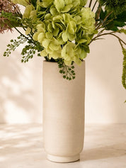 Wild Green zijden boeket met groene bloemen en naturel vaas