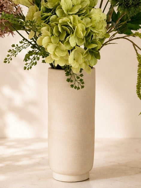 Wild Green zijden boeket met groene bloemen en naturel vaas