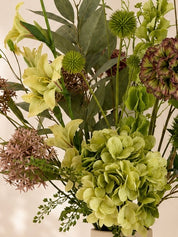 Wild Green zijden boeket met groene bloemen en naturel vaas