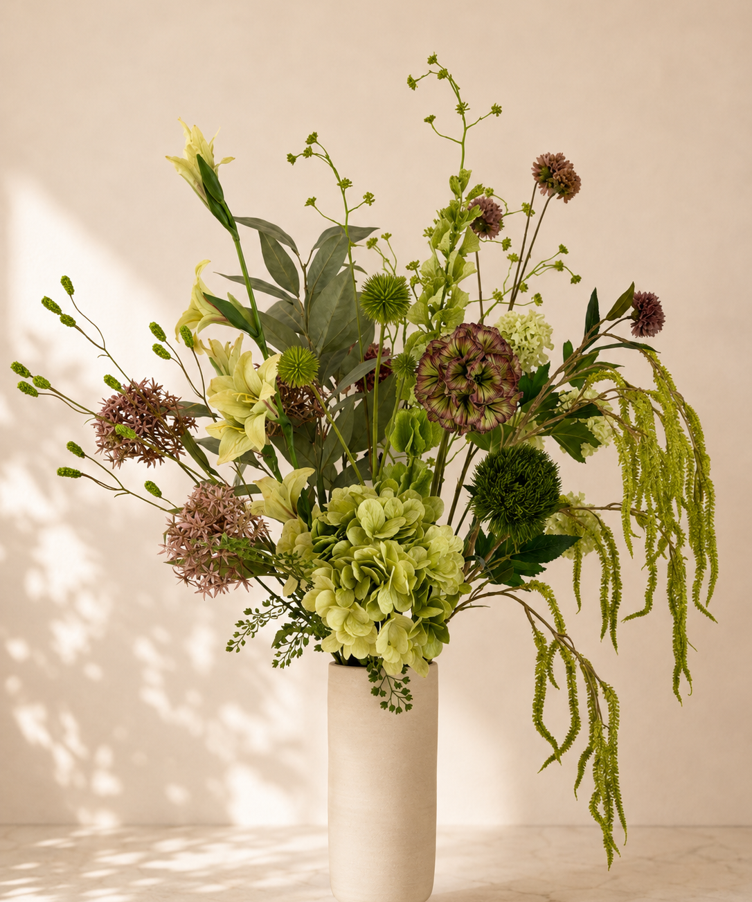 Wild Green zijden boeket met groene bloemen en naturel vaas