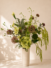 Wild Green zijden boeket met groene bloemen en naturel vaas