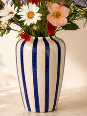 Blauw-wit gestreepte vaas van Wild Meadow met kleurrijke zijden bloemen