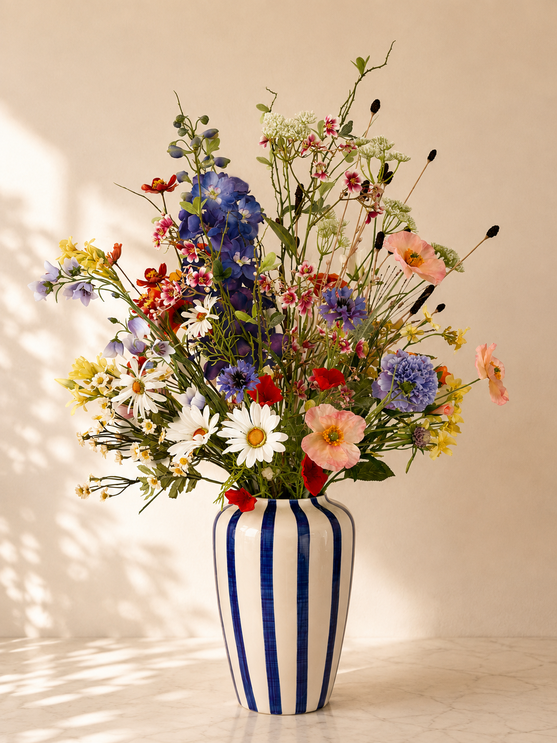Wild Meadow kleurrijk zijden veldboeket met blauw-wit gestreepte vaas
