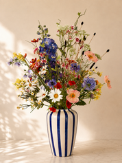 Wild Meadow kleurrijk zijden veldboeket met blauw-wit gestreepte vaas