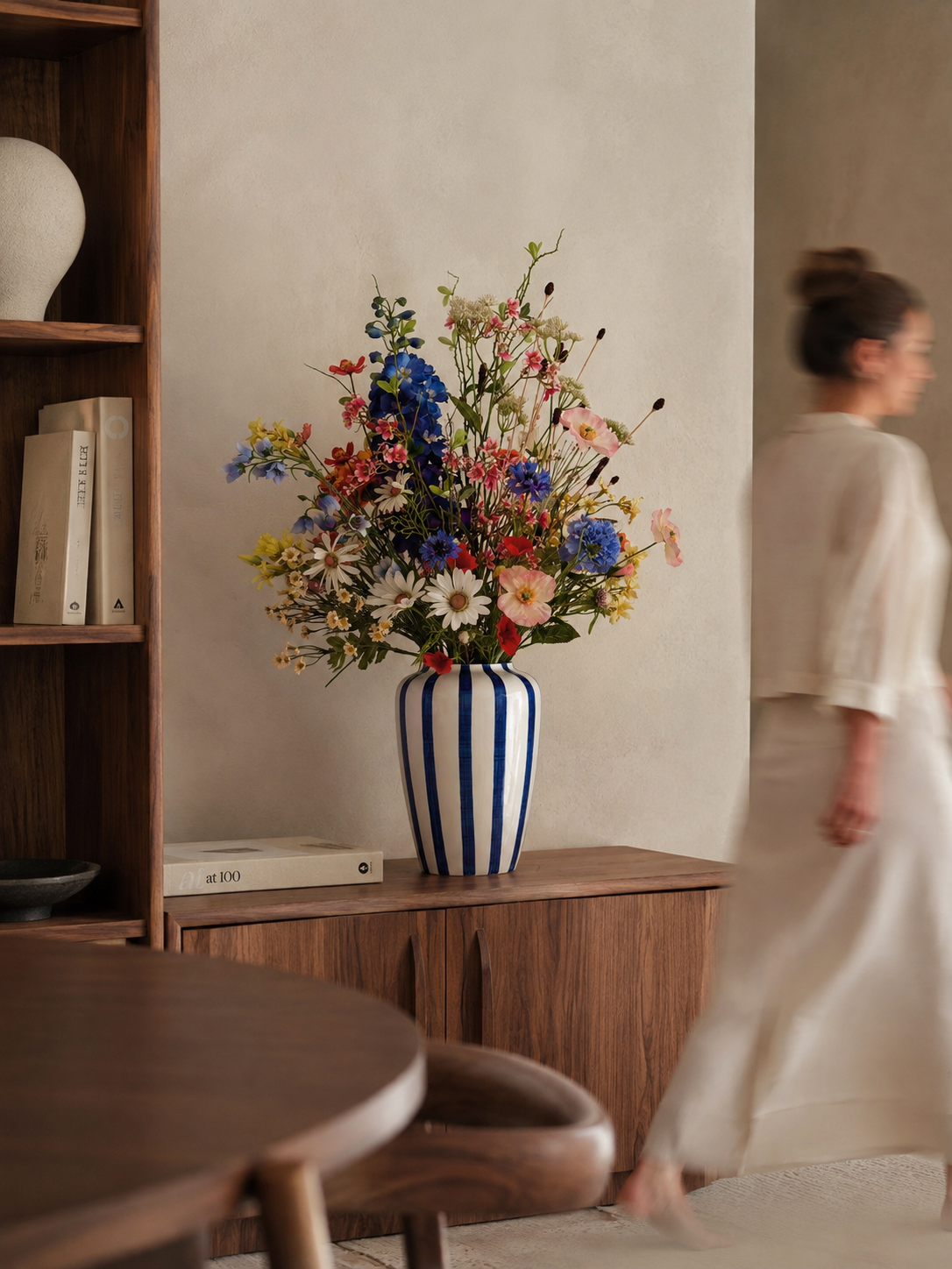 Wild Meadow kleurrijk zijden boeket in een modern interieur met walnoot dressoir