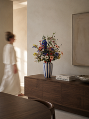 Wild Meadow kleurrijk zijden boeket in een modern interieur met walnoot dressoir