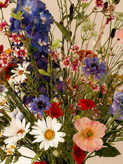 Detail van Wild Meadow zijden veldboeket met kleurrijke veldbloemen