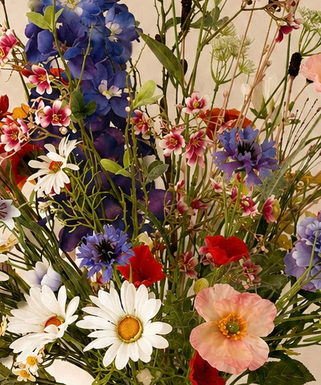 Detail van Wild Meadow zijden veldboeket met kleurrijke veldbloemen