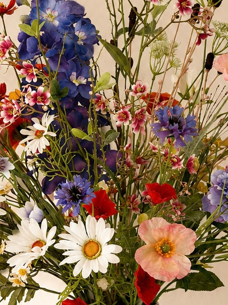Detail van Wild Meadow zijden veldboeket met kleurrijke veldbloemen