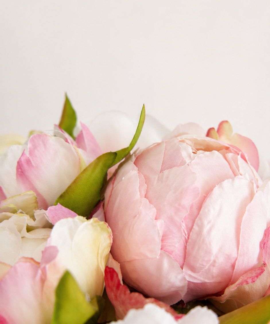 Zijden pioenrozen detail in zacht roze en wit met natuurlijke textuur