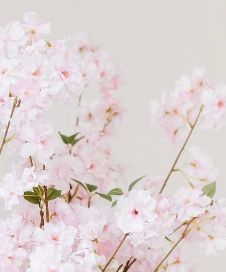 Zijden roze bloesemtakken in beige keramische vaas – luxe kunstbloemen van Blomista